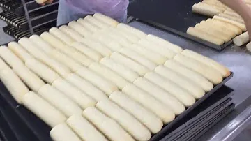 Разрезание булочки для хот-дога