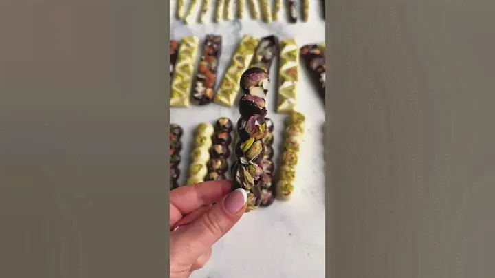 Шоколадные батончики с миксом вкусов. Комбинация орехов и фисташек создает восхитительную смесь.